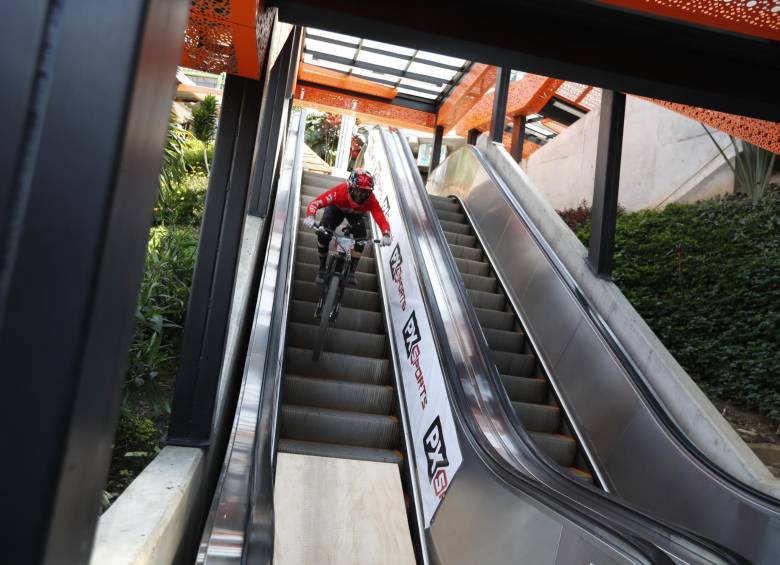 Por las emblemáticas escaleras eléctricas de la Comuna 13 cruzaron los pilotos. Desborde de vértigo.