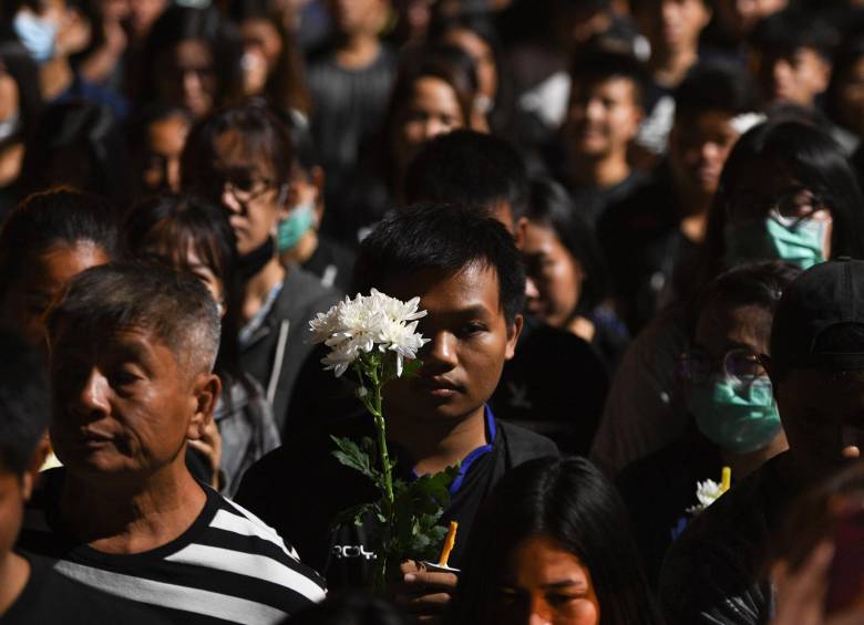 Homenaje a las víctimas del tiroteo masivo en la ciudad de Nakhon Ratchasima. FOTO AFP