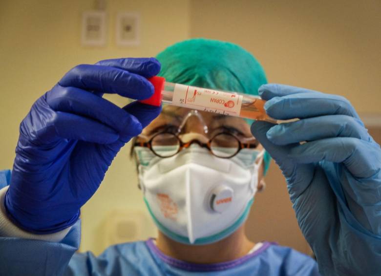Mientras los científicos siguen con los estudios sobre la epidemia en varias partes del mundo se toman medidas preventivas. El fútbol en China, Italia y Suiza se ha visto afectado. FOTO EFE