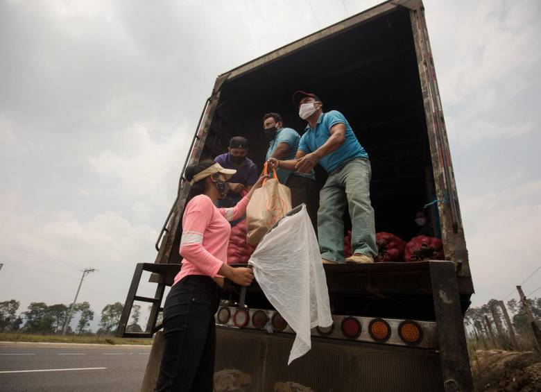Personas con banderas blancas que piden ayuda por hambre debido a la crisis económica por el coronavirus en Guatemala. FOTO: EFE