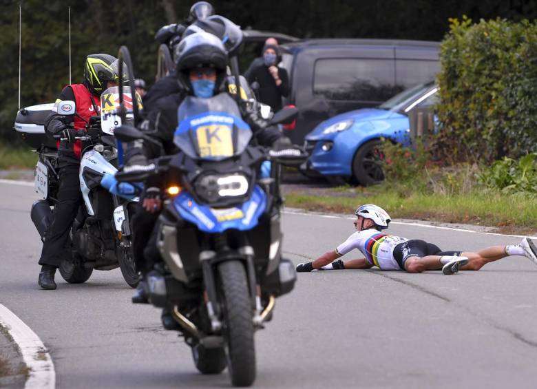 Julian Alaphilippe se cayó justo cuando peleaba el liderato del Tour de Flandes con Mathieu Van der Poel (ganador) y Wout Van Aert (segundo). FOTOS AFP