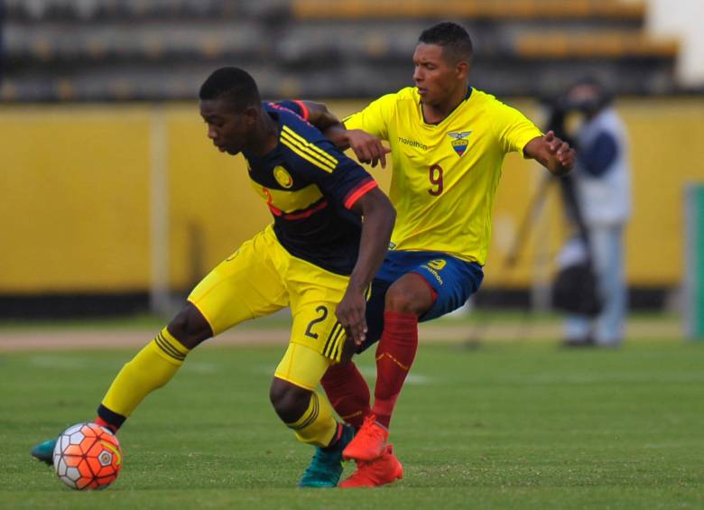 El central Carlos Cuesta nunca pudo ser garantía de seguridad en el fondo del equipo colombiano. Frágil y lento, permitió el avance de los delanteros ecuatorianos en la jornada de ayer. FOTO afp