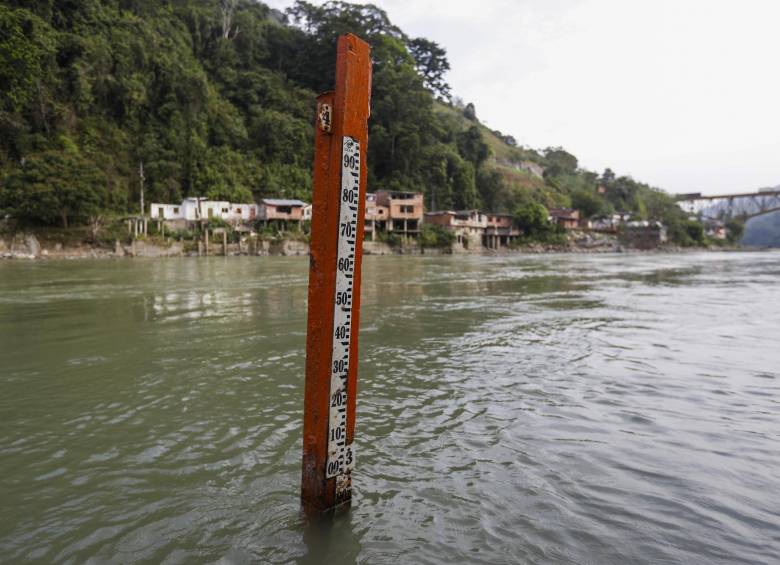 Nivel del río Cauca en Puerto Valdivia tras el cierre de la compuerta 2 de captación en Hidroituango, el pasado 16 de enero. FOTO JULIO CÉSAR HERRERA