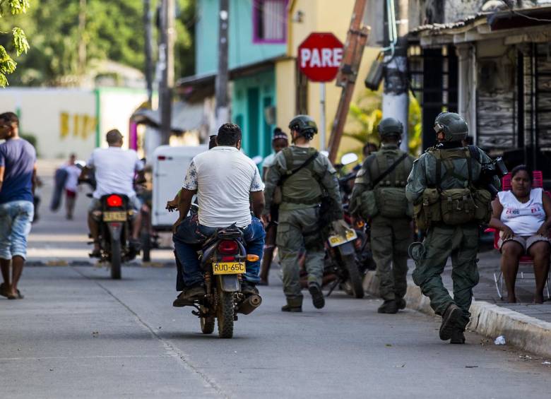 Equipos especiales de la Policía y Ejército mantienen presencia en San José de Uré, uno de los municipios del sur de Córdoba. FOTO JULIO CÉSAR HERRERA
