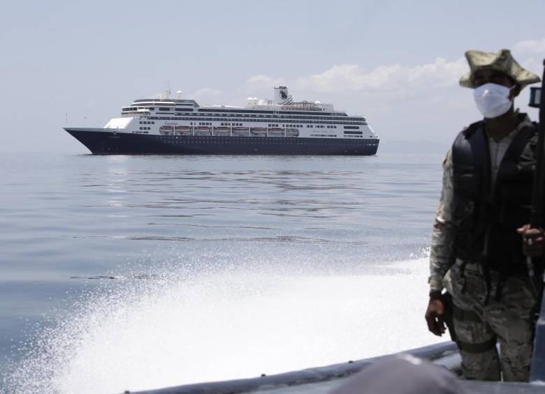 Vista del crucero con destino a Estados Unidos que las autoridades de Panamá negaron el permiso para transitar por el Canal y pusieron en cuarentena. FOTO EFE
