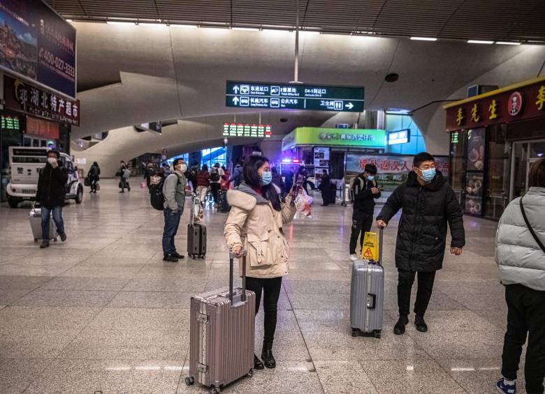 Pasajeros en el aeropuerto este domingo. FOTO EFE