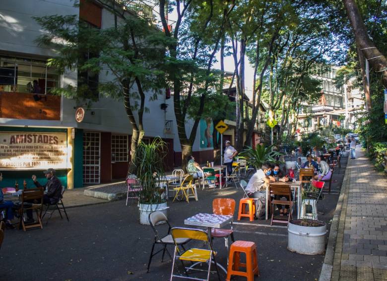 El uso del espacio público para actividades comerciales ha venido en aumento durante la reactivación económica. El nuevo decreto pretende beneficiar a los comerciantes. FOTO: CORTESÍA ALCALDÍA DE MEDELLÍN 