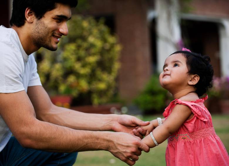 8 meses es la edad recomendable para empezar a enseñarle al bebé a ponerse de pie. Luego, a caminar. FOTO Shutterstocl