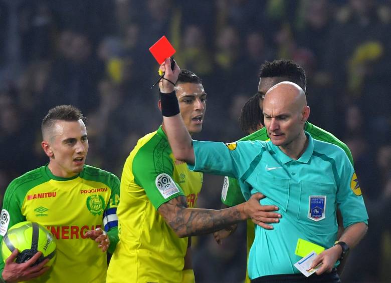 El árbitro Chapron y el jugador Diego Carlos, al que expulsó. fOTO AFP