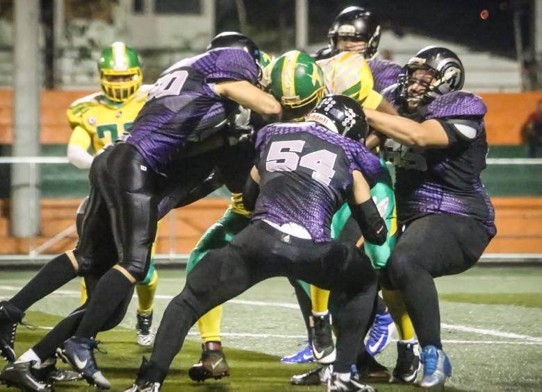 El partido crucial de los Raptors ante Titanes para salir campeón nacional del fútbol americano. FOTO Cortesía Santiago González