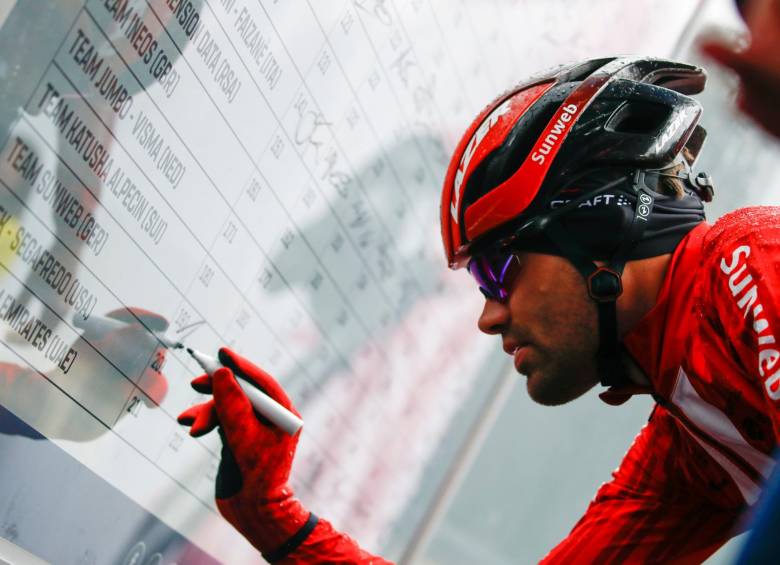 Tom Dumoulin estaba animado antes de la partida ayer. Pocos kilómetros después se retiró. FOTO afp 