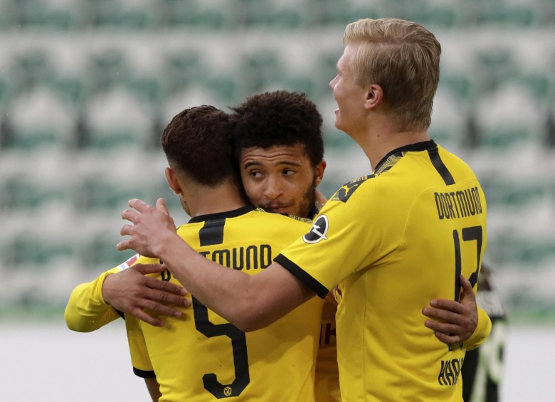 En la imagen, uno de los abrazos durante el festejo del Borussia Dortmund. FOTO EFE