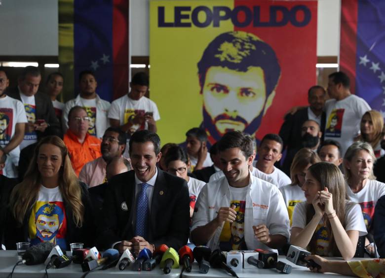  Fotografía de archivo fechada el 18 de febrero de 2019 que muestra, desde la izquierda, a la opositora Lilian Tintori, esposa del político Leopoldo López; el jefe del Parlamento de Venezuela, Juan Guaidó, el diputado opositor de la Asamblea Nacional Juan Andrés Mejía y Fabiana Rosales. FOTO: EFE