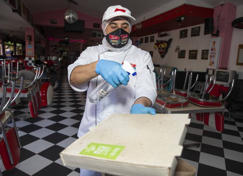Al tener que cerrar sus locales, muchos restaurantes han optado por atender al menos los servicios a domicilio, lo que no compensa las ventas necesarias para subsistir. FOTO JUAN ANTONIO SÁNCHEZ