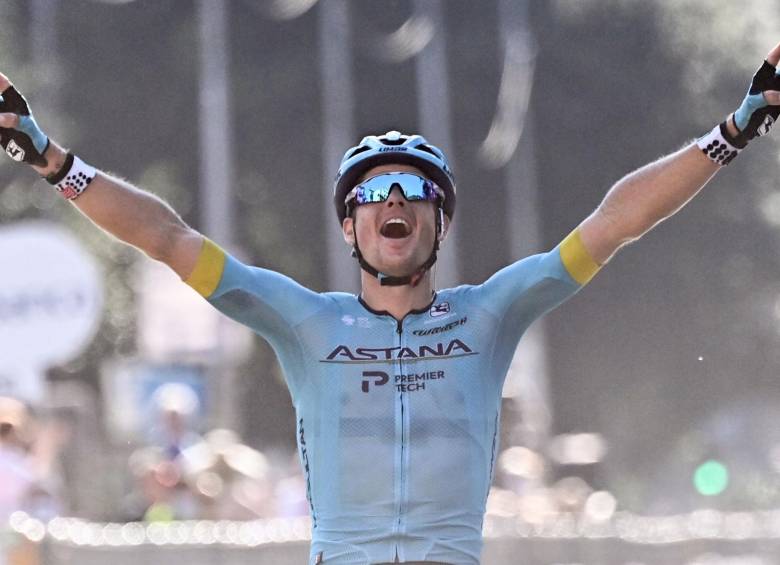 Jakob Fuglsang festejó su victoria en Lombardía. FOTO AFP