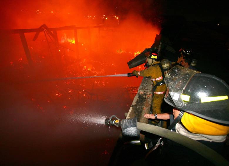 Bomberos intentan controlar la conflagración. Foto Colprensa