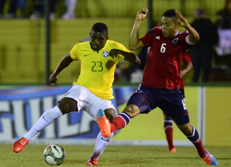 Andrés Tello (6), en el duelo que Brasil ganó 2-1. FOTO archivo