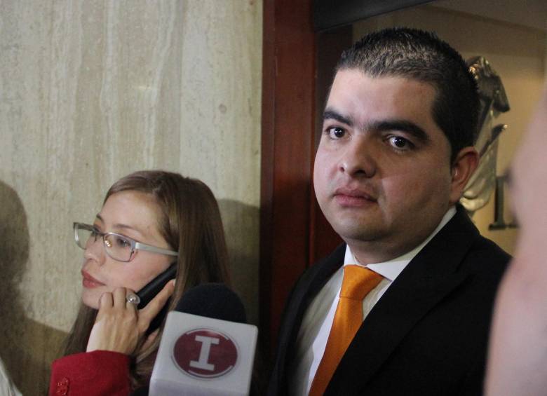 La defensa del magistrado Jorge Pretelt radicó una queja disciplinaria y una denuncia penal en contra del representante a la Cámara e investigador en su caso, Julián Bedoya. FOTO COLPRENSA