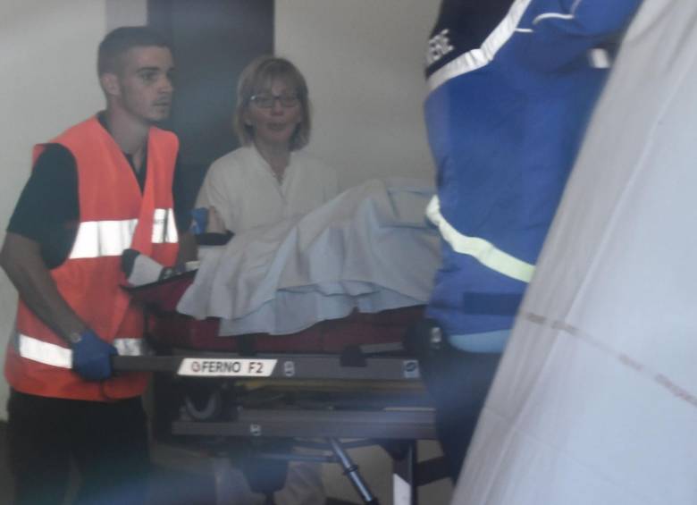 Momento en el que Froome es llevado en camilla al hospital. Foto AFP