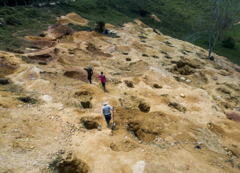 Finca ubicada en el Nordeste de Antioquia, invadida por más de 1.200 personas en busca de oro. FOTO: Archivo Esteban Vanegas. 