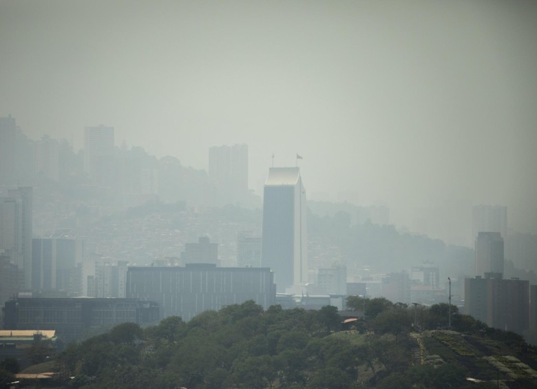 La calidad del aire se altera por varios factores: emisiones fijas, transporte, y condiciones meteorológicas, por ejemplo. Así se veía Medellín el 18 de marzo de 2020. FOTO Carlos Velásquez