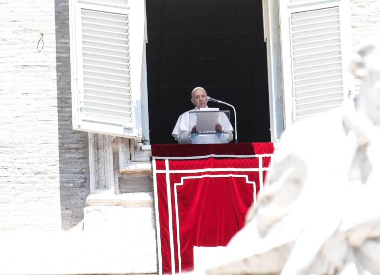 El papa Francisco durante el rezo del Ángelus este domingo en el Vaticano. FOTO EFE