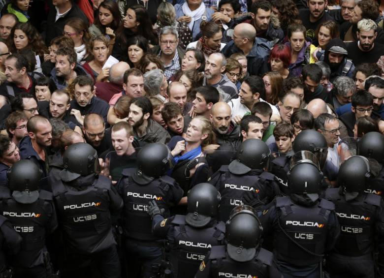 En la mayoría de lugares donde la policía española intentó frenar las votaciones y contener las manifestaciones independentistas hubo protestas pacíficas por parte de los catalanes. FOTO reuters
