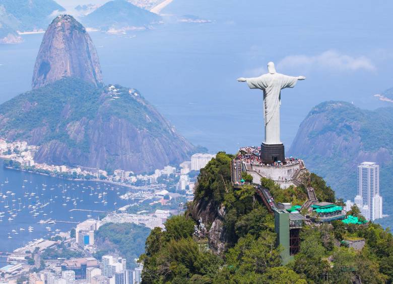 Brasileños y ticos exhiben hoy el poderío de sus alegres culturas
