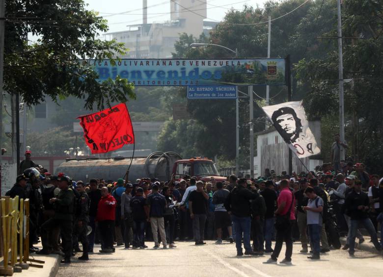  Ciudadanos venezolanos se reúnen sobre el Puente Simón Bolívar, en Cúcuta. FOTO: EFE