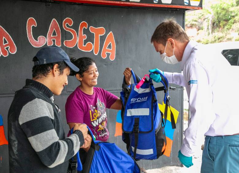 En la vía Bogotá - Girardot se reparten donaciones para migrantes. Así #DeEstaSalimosJuntos FOTO CORTESÍA MINTRANSPORTE