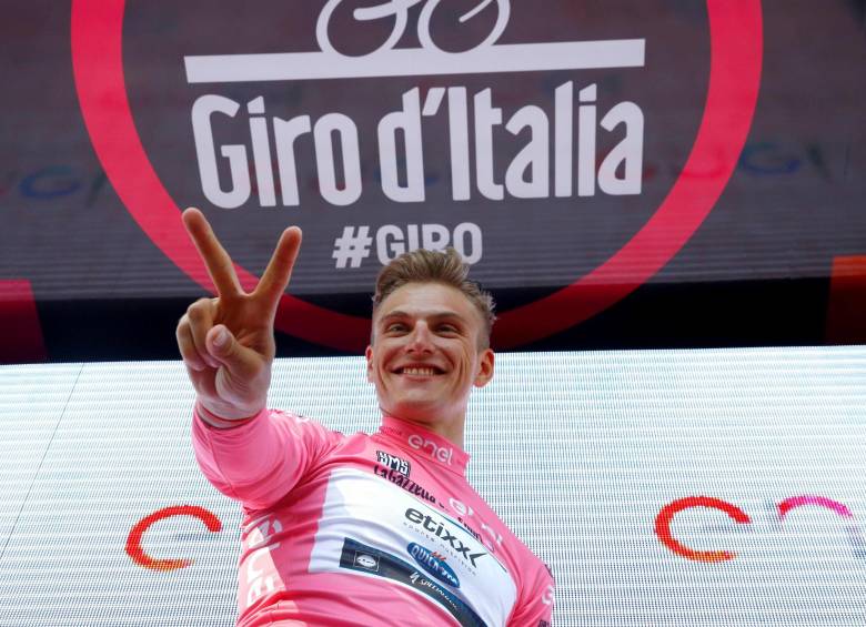 Marcel Kittel exhibe, desde ayer, la camiseta que identifica al líder del Giro. FOTO AFP