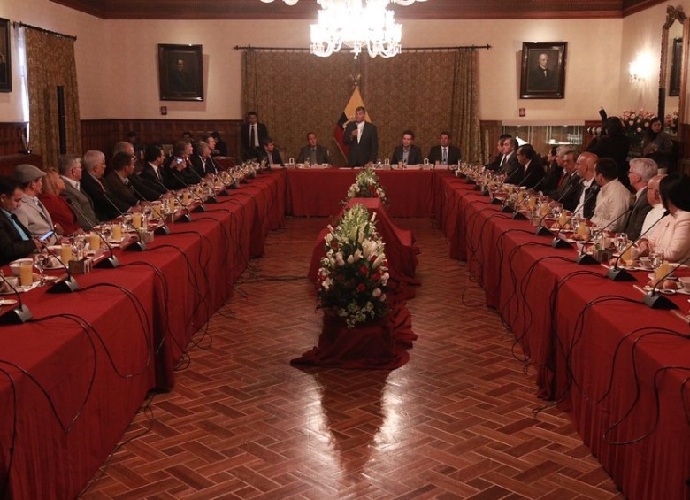 El expresidente de Ecuador, Rafael Correa, desayunó con las delegaciones de paz del Eln y el Gobierno para desearles que terminen bien, y lo más rápido posible, el proceso de diálogos que iniciaron en busca de la paz. FOTO COLPRENSA