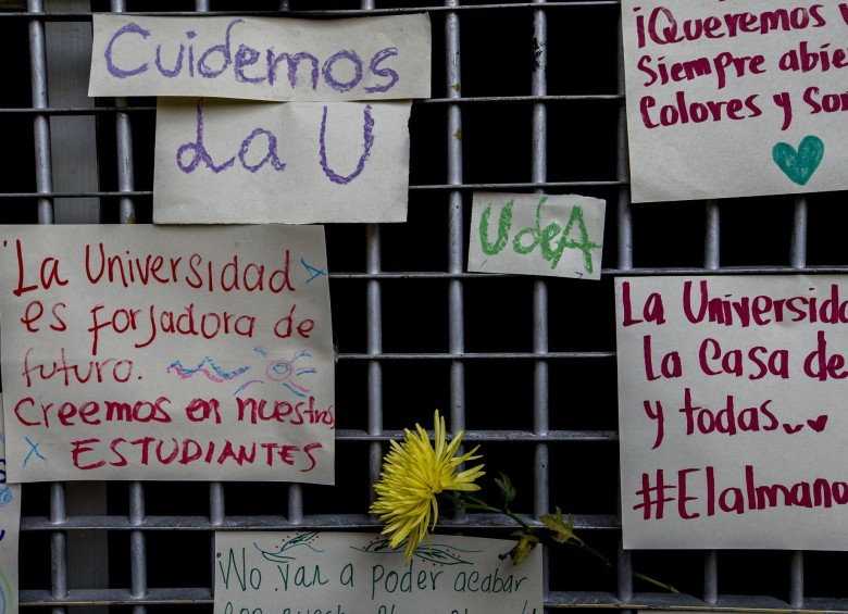Mensajes de solidaridad dejados por estudiantes y docentes de la U. de A. FOTO SANTIAGO MESA