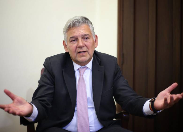 El presidente de Fenalco, Jaime Alberto Cabal, manifestó su preocupación por el exceso de restricciones en los municipios colombianos. Foto Colprensa