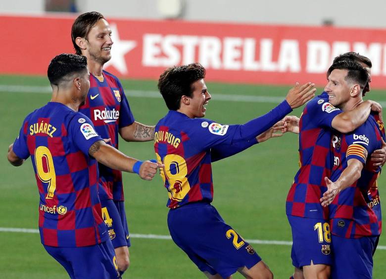 La felicitación de sus compañeros, desúés de que Messi marcara su gol 700. FOTO EFE