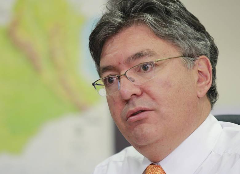 El ministro Mauricio Cárdenas, dijo desde Santiago (Chile) que los bajos precios del crudo obligan a la revisión. FOTO colprensa