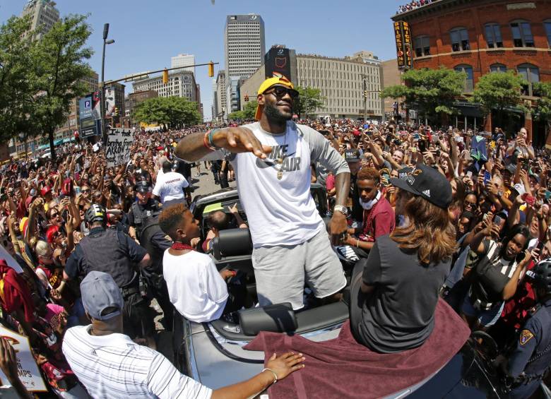 James tras haber ganado el título de la NBA por primera vez con los Cavaliers, ha decidido continuar más tiempo con el equipo que lo eligió en el sorteo universitario y con el que comenzó a jugar como profesional. FOTO AP