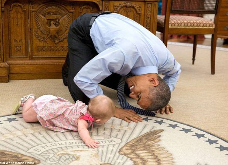 Los ocho años de la presidencia Obama demostraron el buen trato que tiene el expresidente con los niños. En esta foto, juega en su despacho con la hija del funcionario de seguridad de Estados Unidos, Ben Rhodes. FOTO Official White House Photo