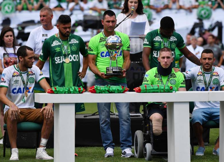 Sobrevivientes de la tragedia y las familias recibieron las medallas y el trofeo de la Copa Suramericana. FOTO AFP