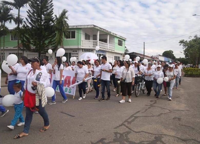 Profesionales del Icbf, de la regional Meta, prestan atención psicosocial a los familiares de la víctima. FOTO CUENTA DE TWITTER @GUAVIAREESTEREO