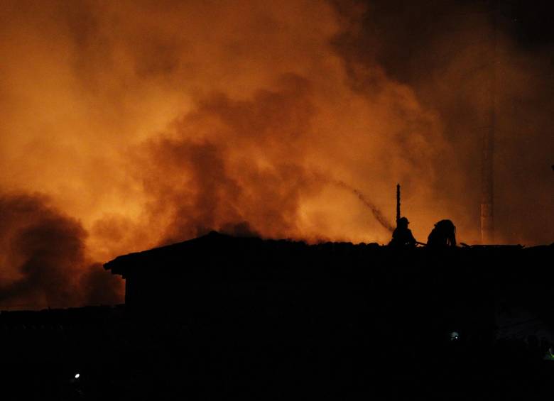 Los bomberos tuvieron que trabajar por cerca de dos horas para controlar la emergencia. FOTO JAIME PÉREZ