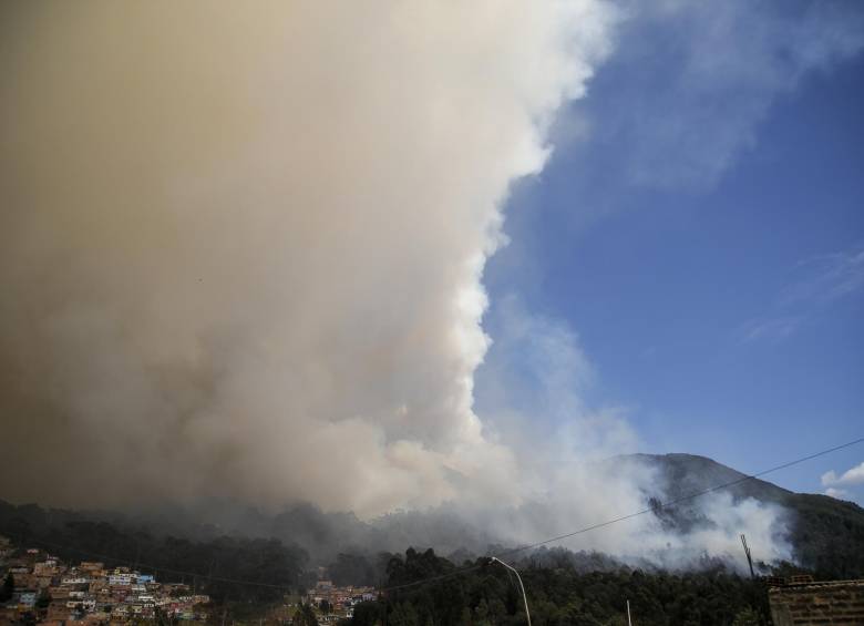 La Fuerza Aérea Colombiana informó que el incendio en los cerros orientales de Bogotá, que inició el pasado 1 de febrero, ya fue controlado en su totalidad. FOTO COLPRENSA
