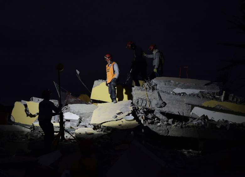 El grupo élite de los bomberos de Pasto que trabaja en las ruinas del hotel Royal de Pedernales, Ecuador, para rescatar a cuatro personas, cava día y noche con ayuda de generadores. Foto AFP
