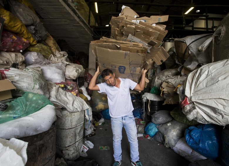 1. Héctor Jaramillo, reciclador de oficio, está asociado a la cooperativa Recimed desde hace 10 años. 2. Este es uno de los dos camiones con los que cuenta Recimed para fortalecer el proceso de recolección de material reciclable en sus rutas. FOTOS JAIME PÉREZ 