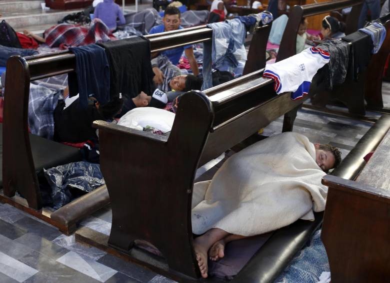 La caravana de migrantes centroamericanos en Ciudad de México buscan refugio en cualquier sitio que se los preste. FOTO EFE
