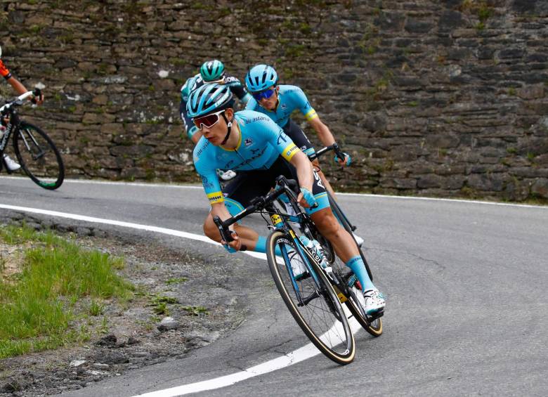 Miguel Ángel López tuvo que hacer un gran esfuerzo ayer para no perder mayor tiempo ante sus mayores oponentes. Le quedan etapas de montaña para recuperarse. FOTO AFP