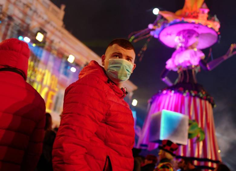 El coronavirus no ha sido impedimento para celebrar carnavales alrededor del mundo. En la imagen, Niza, en Francia. FOTO AFP.
