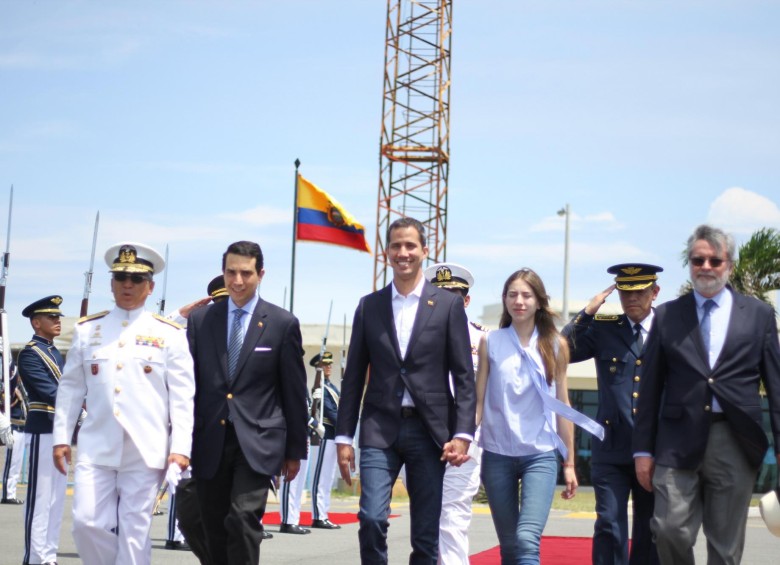 El presidente interino de Venezuela, Juan Guaidó, al momento de partir desde Ecuador. FOTO EFE