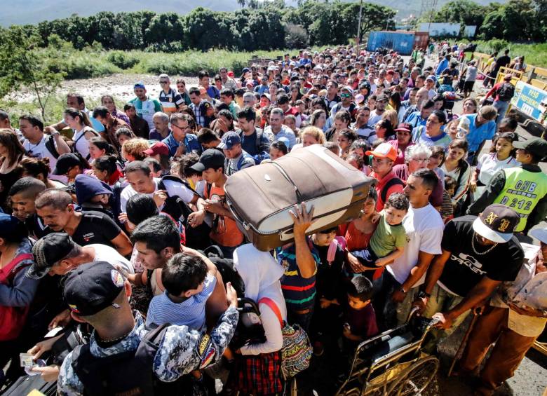 Este sábado miles de personas se amontonaron del lado venezolano del puente internacional Simón Bolívar. FOTO AFP