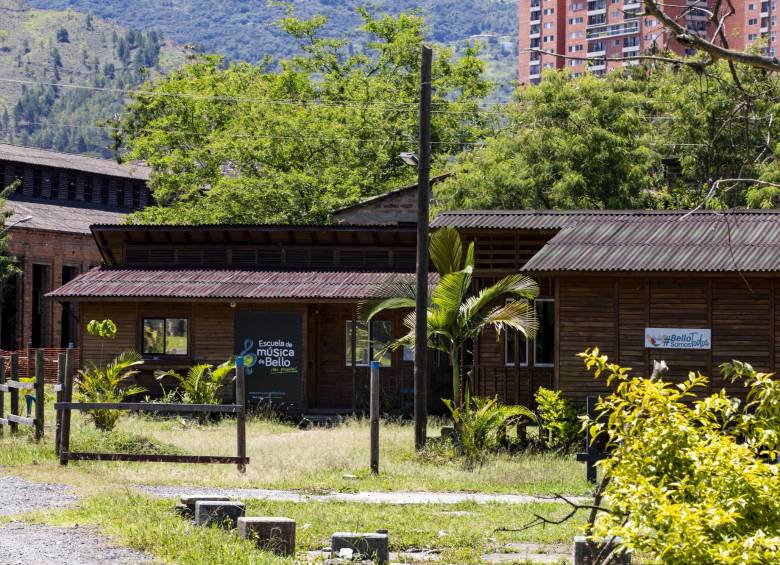 La Escuela de Música de Bello está ubicada en los antiguos talleres del Ferrocarril de Antioquia en el norte del Valle de Aburrá. Está cerrada desde noviembre de 2019. 